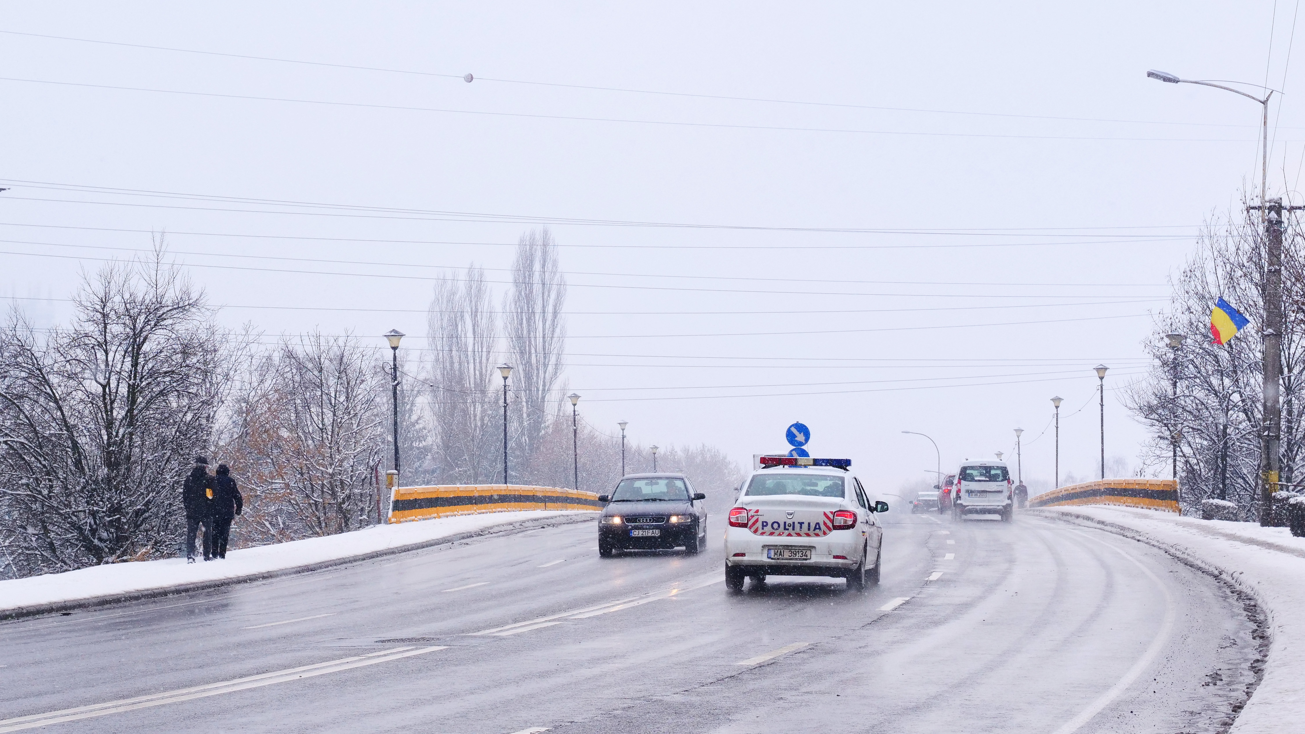 Amenzi pentru șoferii care nu au montat cauciucurile de iarnă. Avertismentul Poliției Române: „Agenții sunt prezenți pe teren”