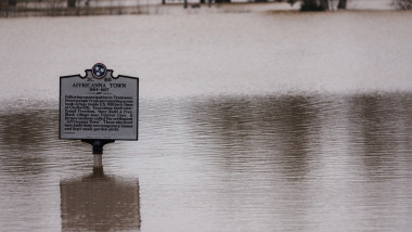 Cel puțin 10 persoane au murit în urma inundațiilor devastatoare din SUA. Trump a declarat stare de urgență