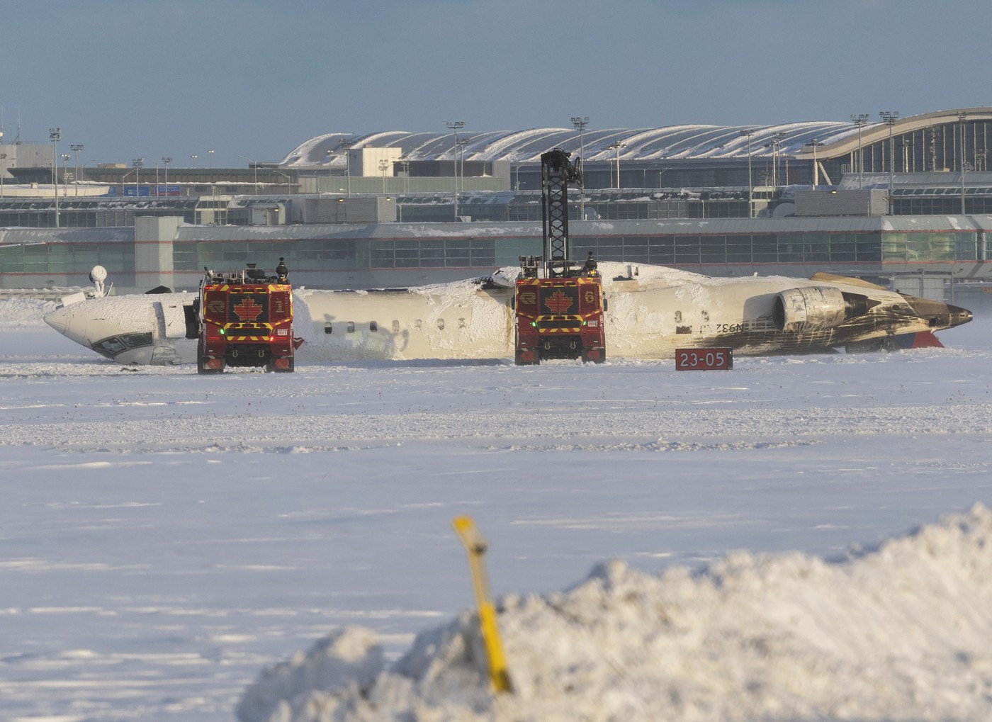 „Eram toți cu capul în jos, atârnând”. Pasagerii avionului răsturnat pe pistă, mărturii despre accidentul aviatic din Toronto