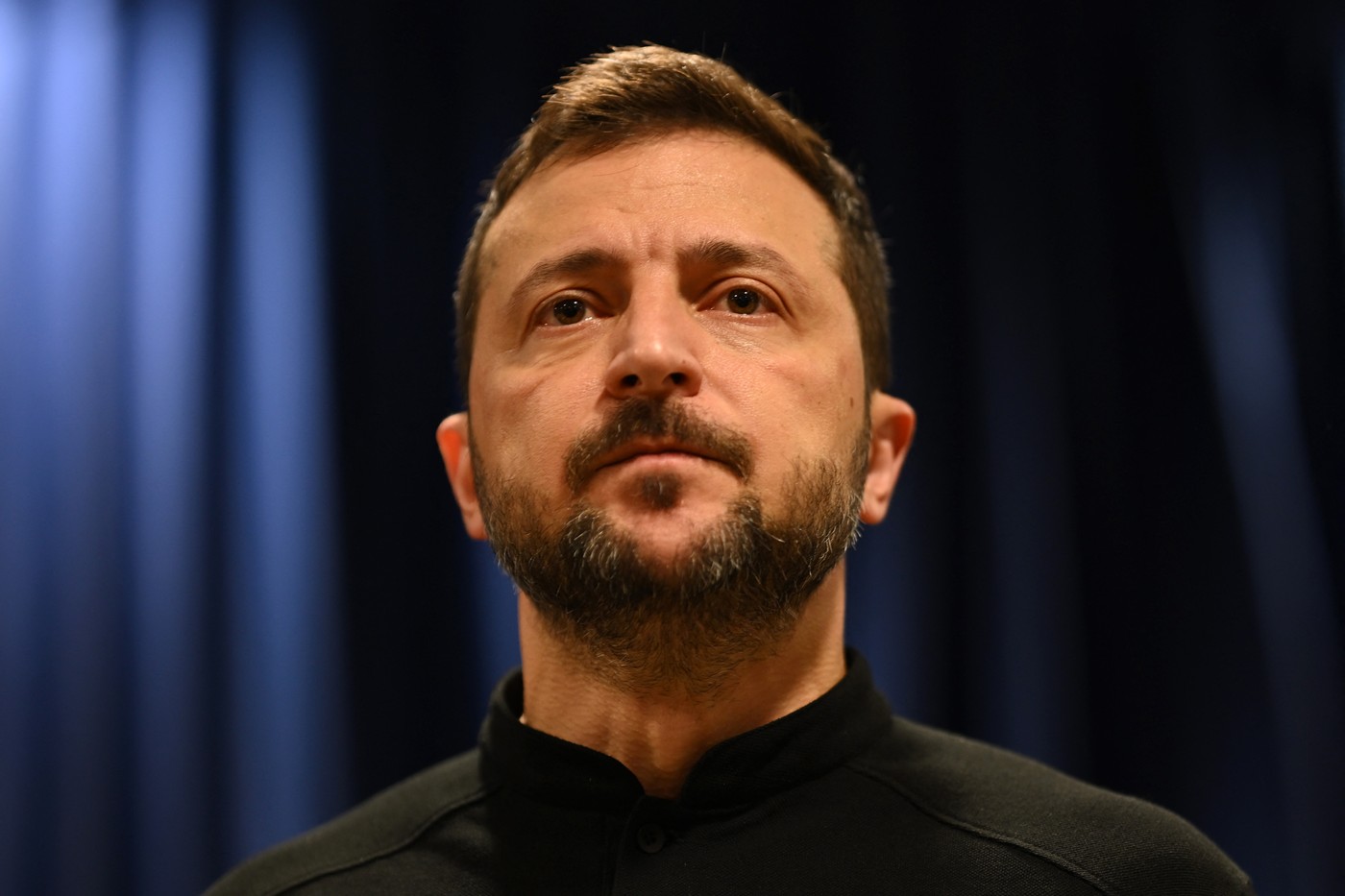 Le Monde: „Marea singurătate a lui Zelenski”. Provocările președintelui ucrainean după 3 ani de uzură și o serie de pași greșiți