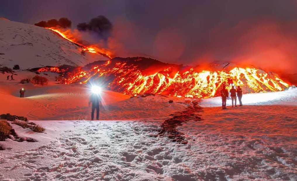 Imagini cu turiști care schiază chiar pe lângă lava vulcanului Etna care este din nou activ. Autoritățile se plâng că oamenii îi ignoră