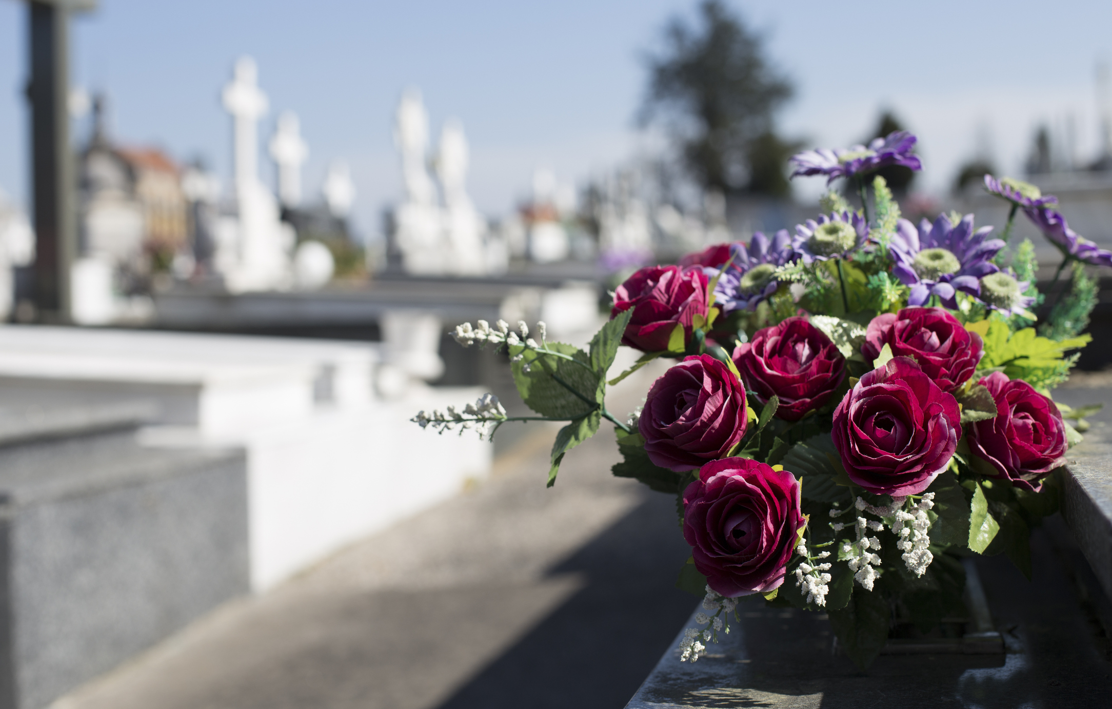 Concurs inedit: „Miss Cimitir”. Cum vrea o Episcopie din România să păstreze curățenia la morminte. Oamenii sunt încântați de idee