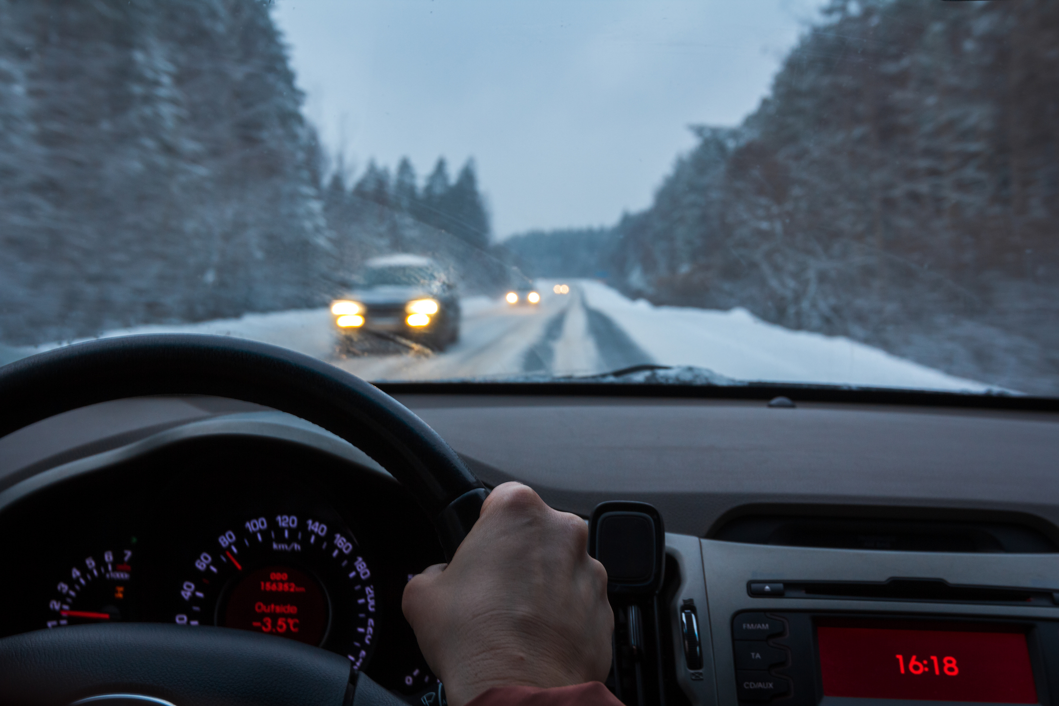 Urmările ninsorilor din ultimele zile: nămeți, mașini blocate și accidente în lanț, în județele vizate de codul galben. „Nu e normal”