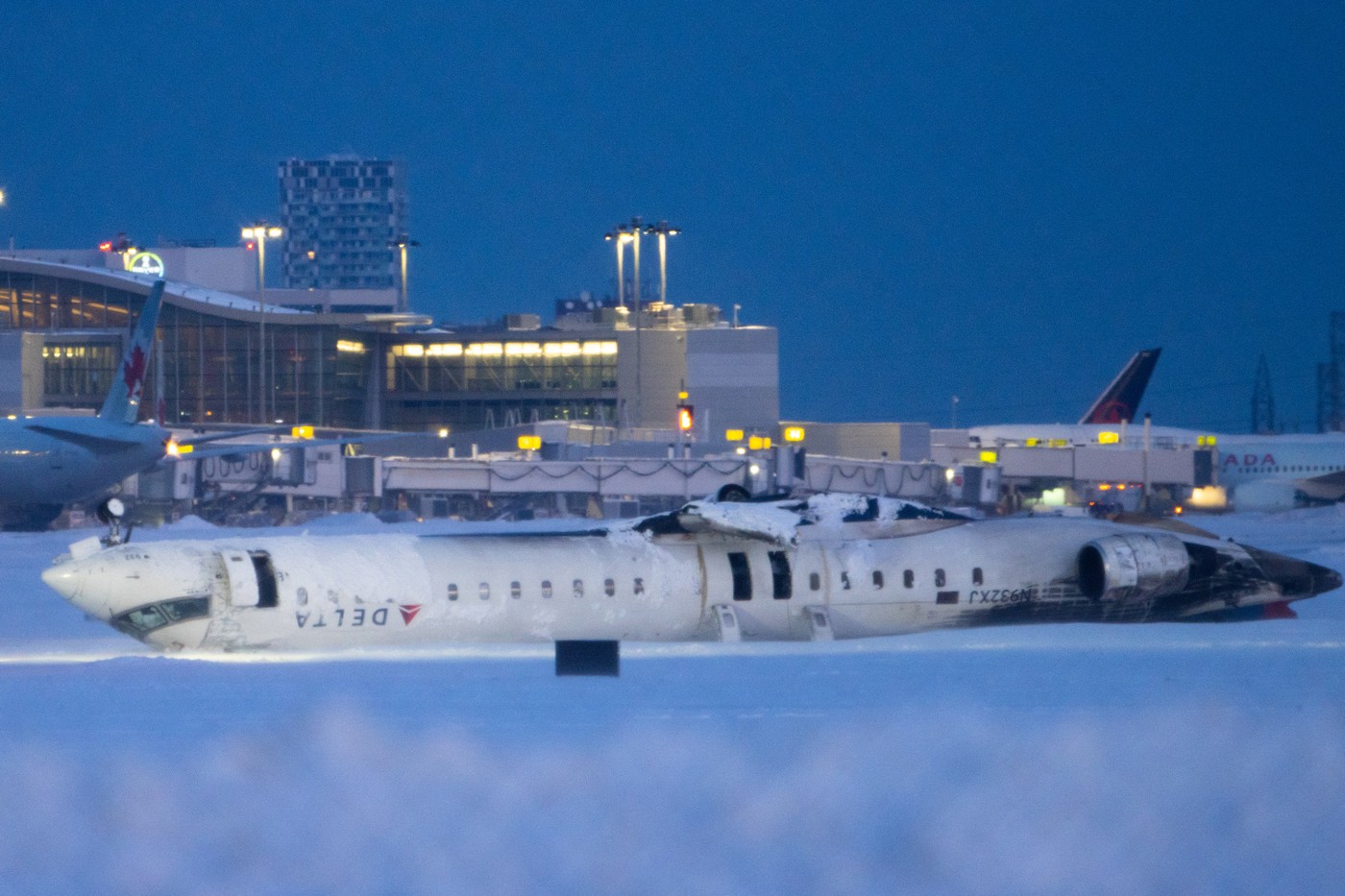 Accidentul aviatic de la Toronto: cum au fost salvați cei 80 de pasageri de designul inteligent al aeronavei Bombardier CRJ900