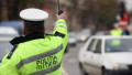 un politist dirijeaza traficul