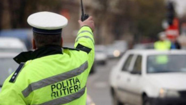 un politist dirijeaza traficul