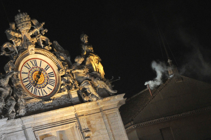 fum-alb-capela-sixtină-vatican