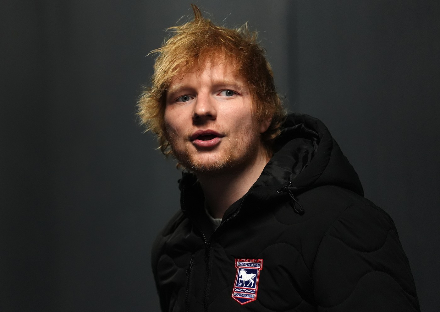 Concertul stradal al lui Ed Sheeran a fost oprit de poliția din India. Acuzația autorităților și mesajul cântărețului