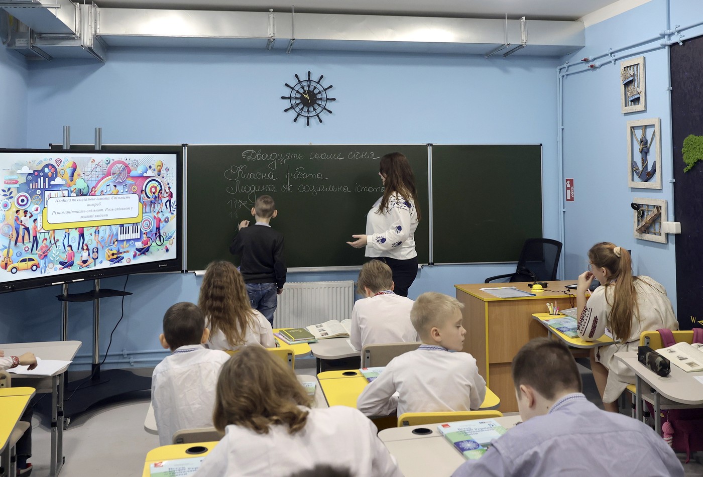 Cum sunt îndoctrinați elevii ruși să-și dea viața în război. Putin: „Războaiele nu sunt câștigate de comandanți, ci de profesori”