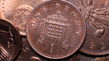 One,Penny,Coin,Close-up,With,Copper,Coins,In,Background