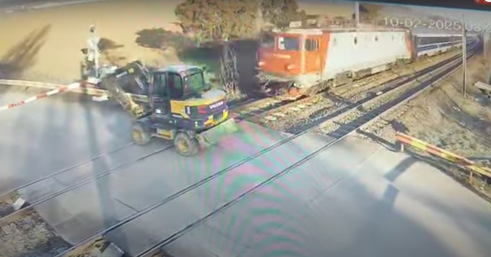 Circulație feroviară blocată pe ruta București - Ploiești. Momentul în care un excavator a fost lovit de tren pe calea ferată