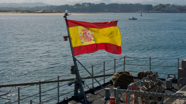 steagul Spaniei pe o navă în port