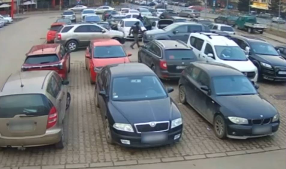 VIDEO Momentul în care un cămătar este prins în flagrant și pus la pământ de mascați într-o parcare din Sfântu Gheorghe