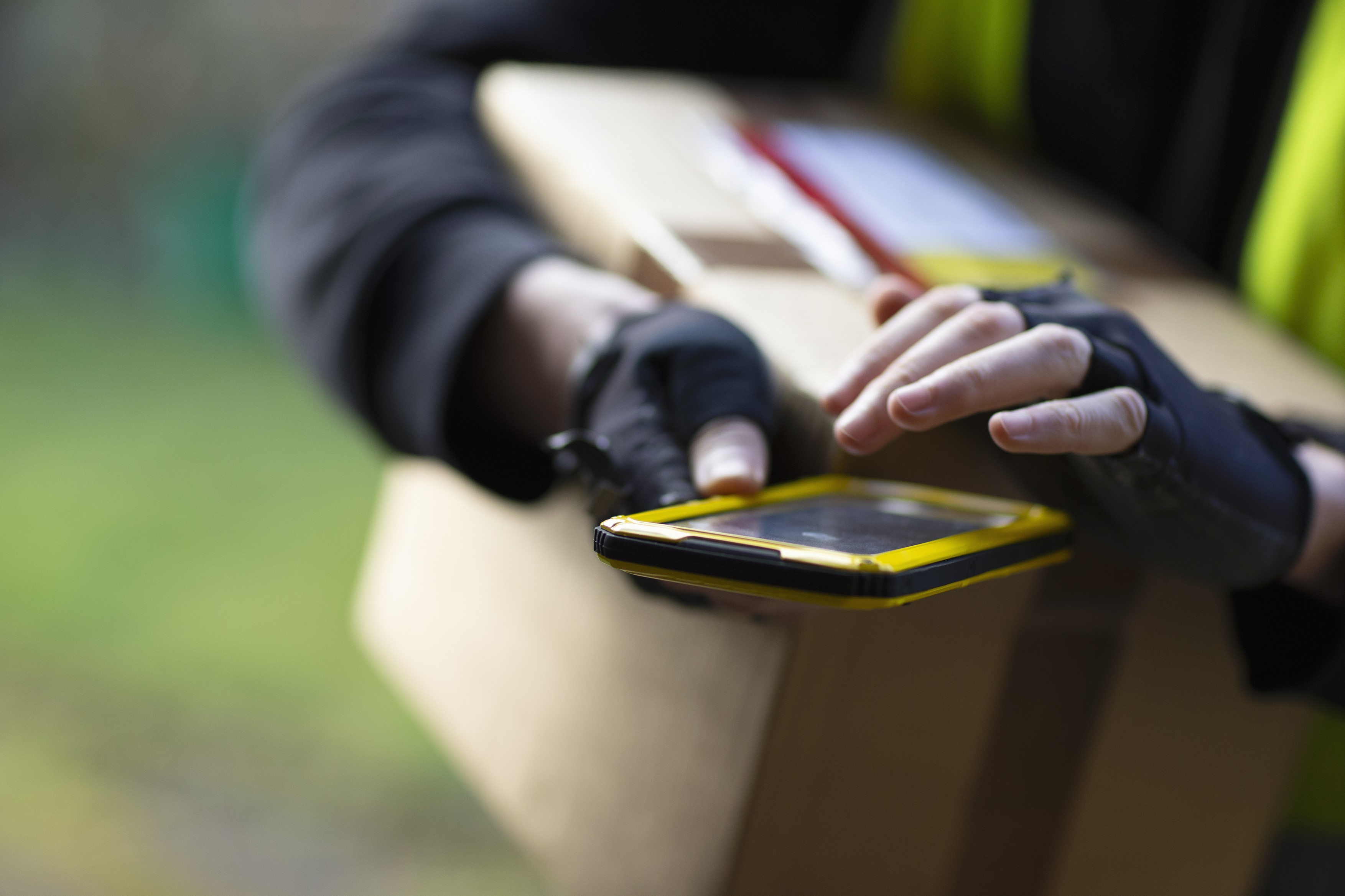 Un sucevean care a comandat online o tabletă a primit acasă un grătar