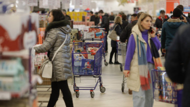 oameni in supermarket