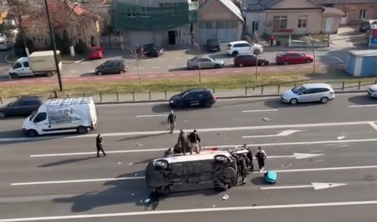 Ambulanță răsturnată de un șofer de 19 ani, repusă pe roți de martorii accidentului. Un medic explică de ce gestul „e extrem de grav”
