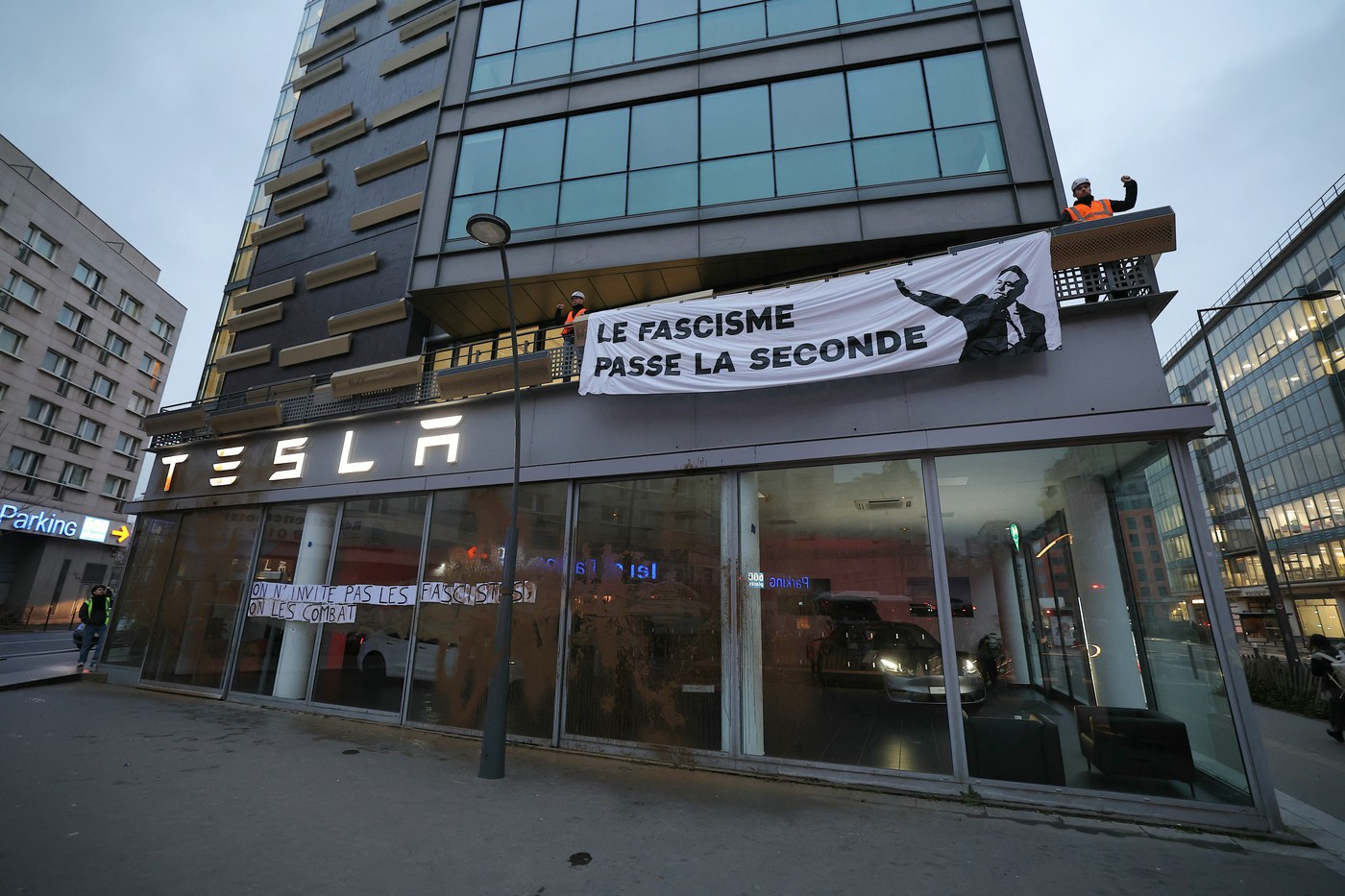 Sediul social al Tesla din Franța a fost atacat de activiști ecologiști. Ce nemulțumiri au contestatarii lui Elon Musk