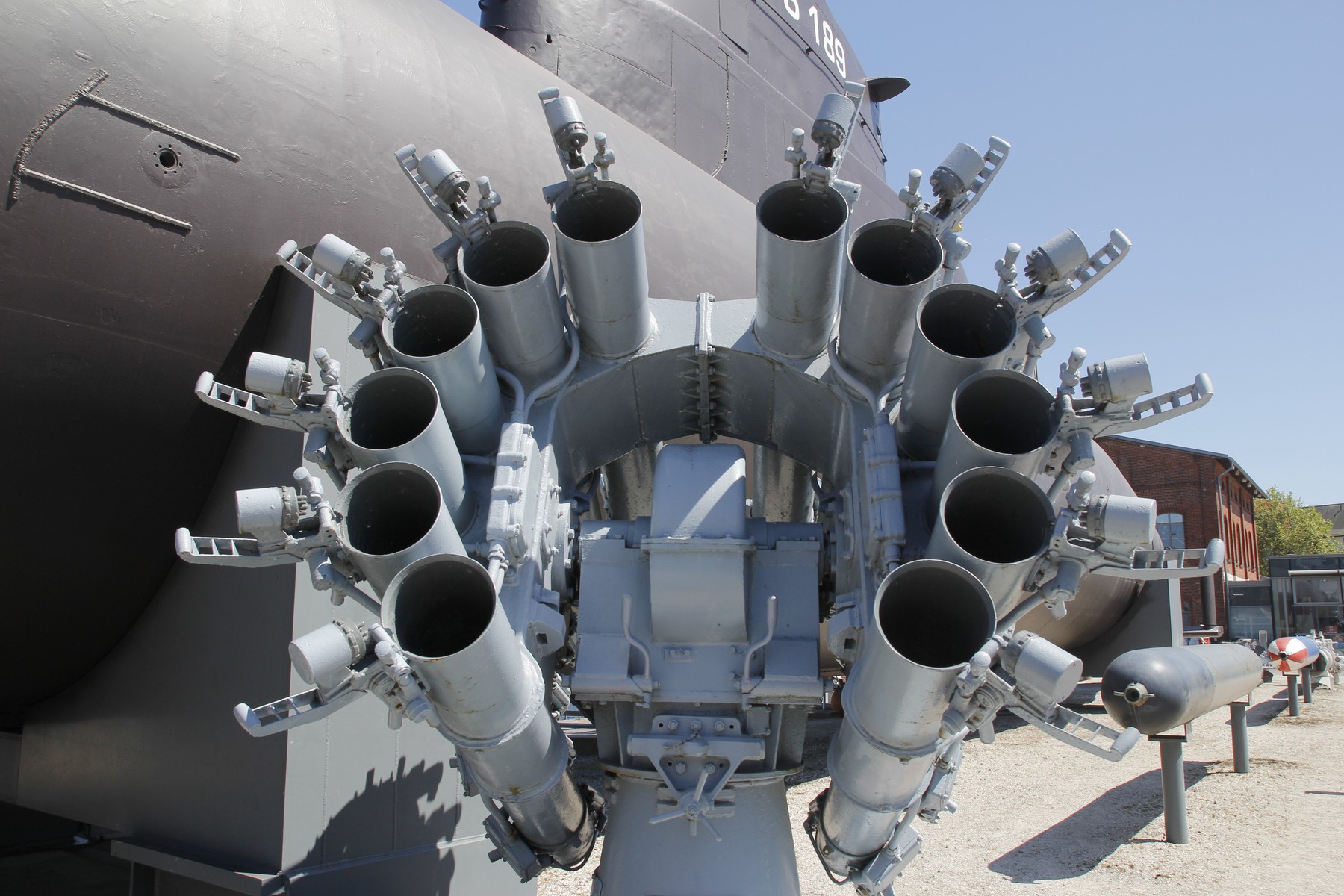 Momentul în care forțele ucrainene distrug un lansator de rachete antisubmarin rusesc Smerch-2 extrem de rar