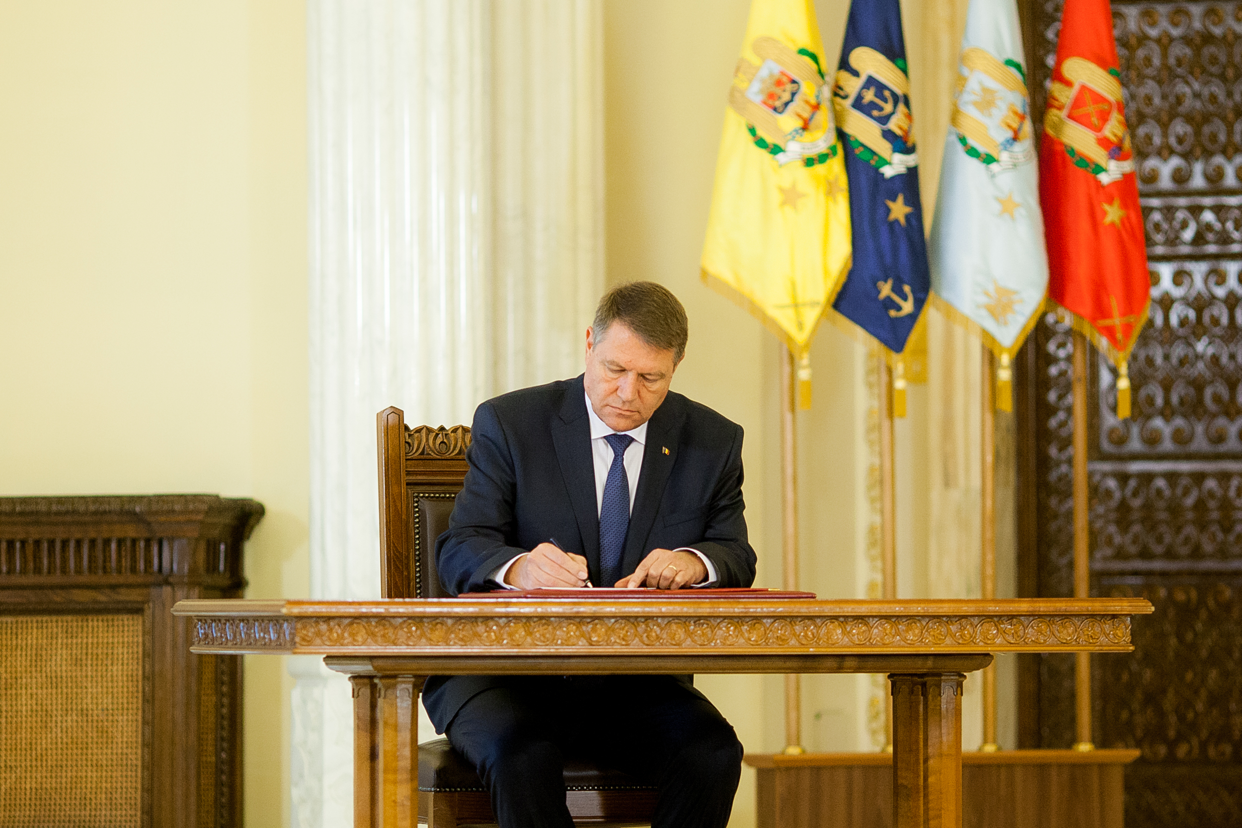 Șeful rezerviștilor germani și membri ai unor firme și asociații româno-germane, decorați de Iohannis în ultima sa zi la Cotroceni