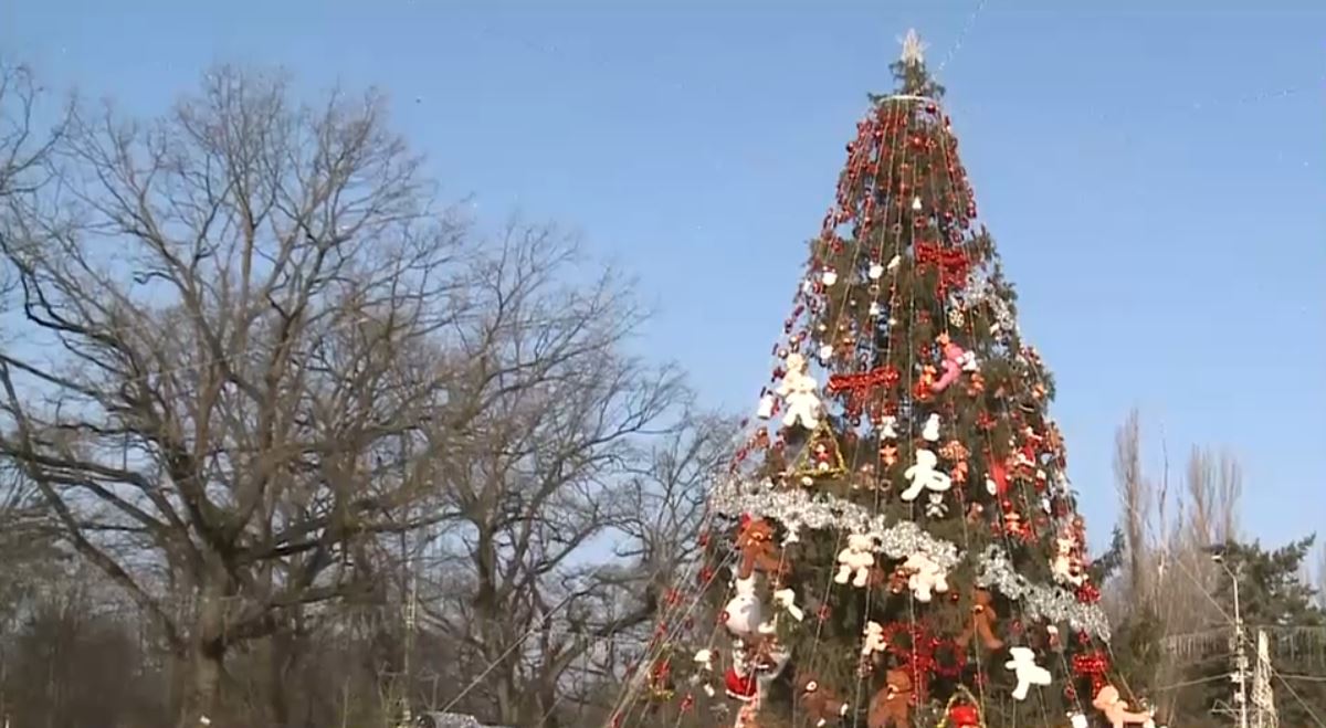 Crăciun în februarie: Un oraș din România încă aprinde luminițele și păstrează ornamentele de la sărbători. Explicația autorităților