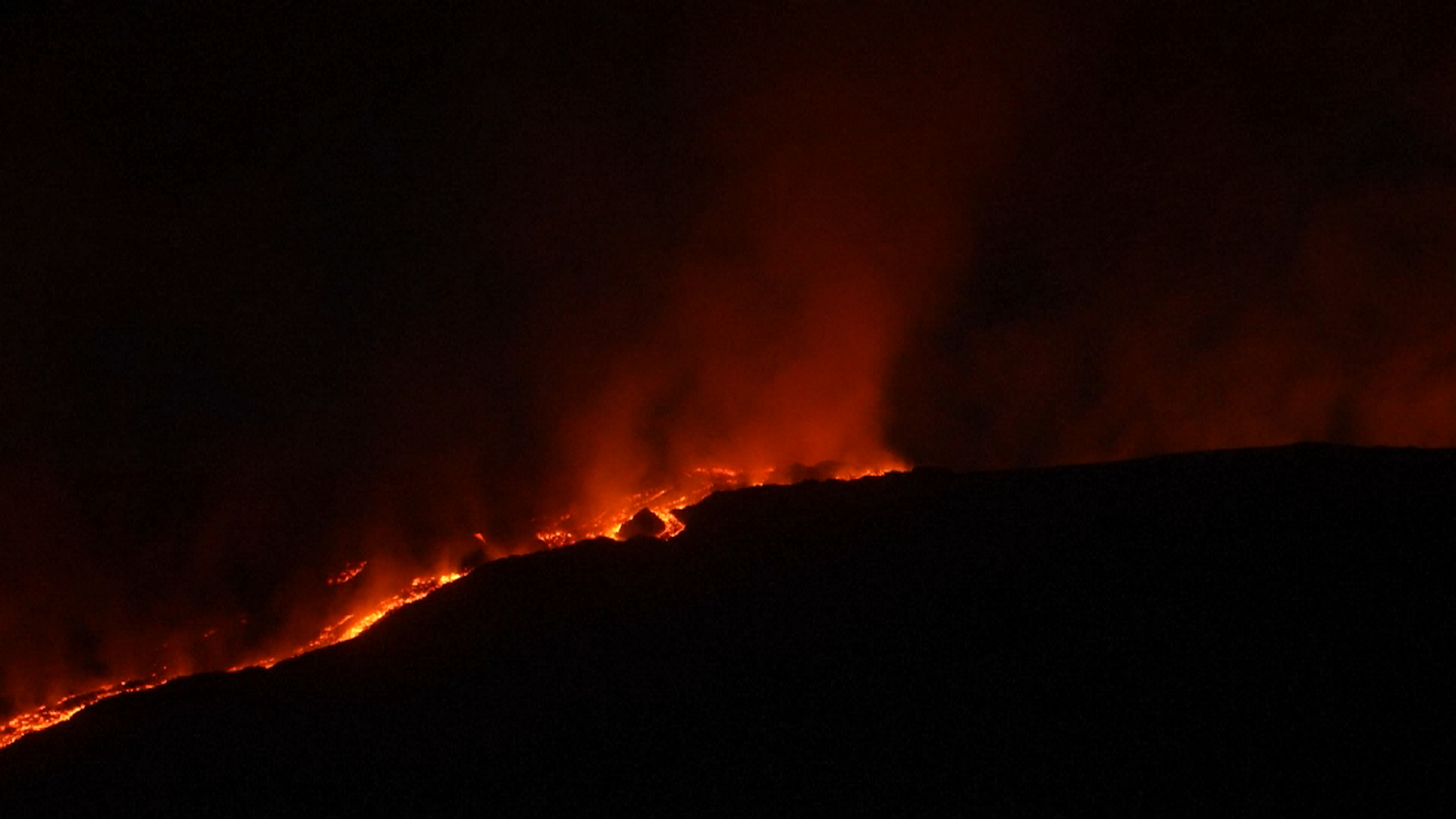 Vulcanul Anak Krakatau din Indonezia continuă să erupă. Autoritățile mențin alerta și zona de restricție