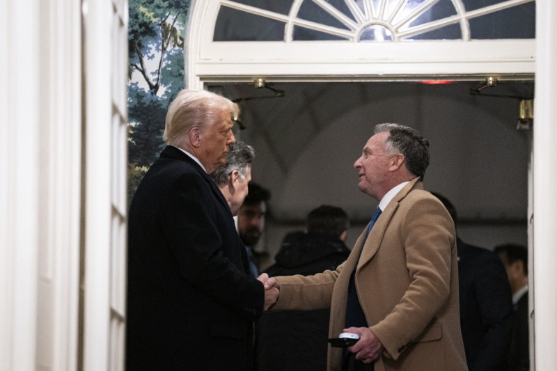 Donald Trump, dând mâna cu Steve Witkoff