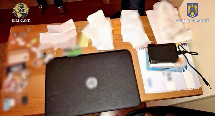 Percheziții la locuințele unor români acuzaţi că ar fi clonat carduri folosite la benzinării din Franţa. Ce au găsit polițiștii