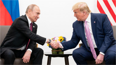 Vladimir Putin dă mâna cu Donald Trump