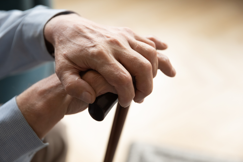 Veteranii, văduvele de război și pensionarii vor beneficia de reduceri la transport și în 2026. Guvernul a prelungit facilitățile