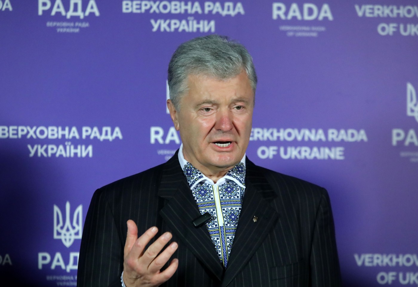 Fostul președinte al Ucrainei îl acuză pe Zelenski de acțiuni „motivate politic” după ce a fost sancționat pentru „înaltă trădare”