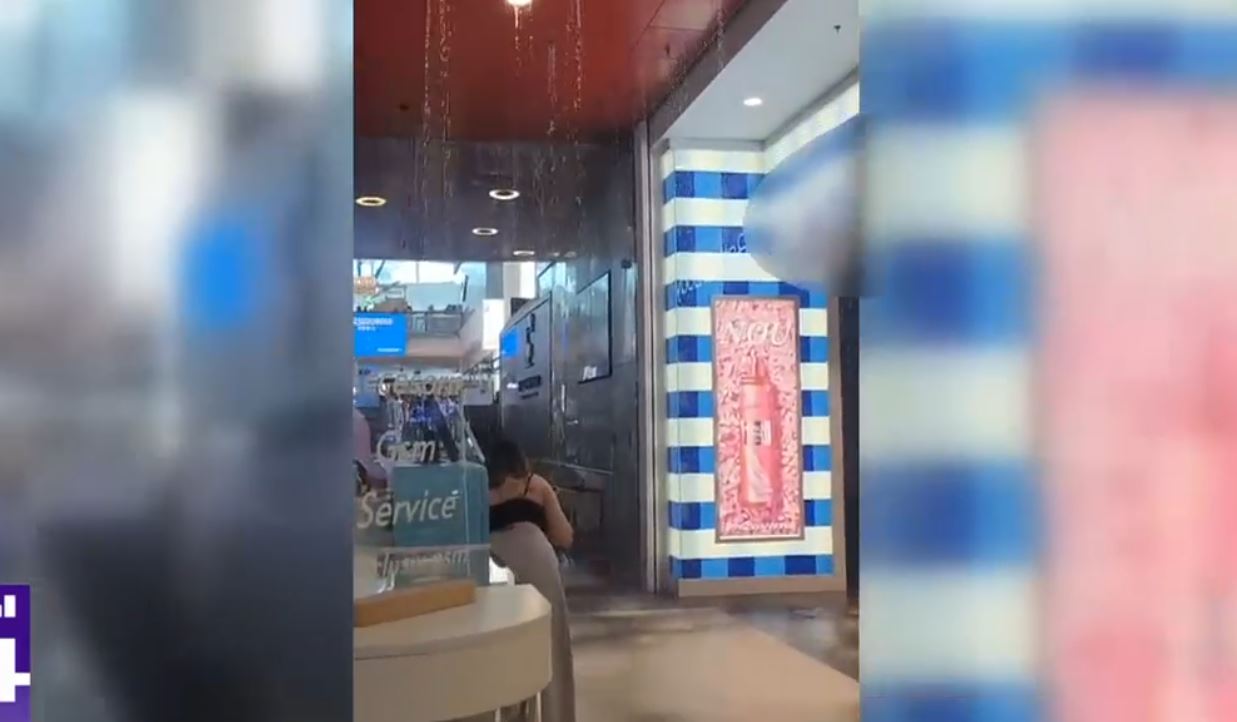 VIDEO Inundație în cel mai mare mall din București. Imaginile cu apa care țâșnește din tavan au devenit virale