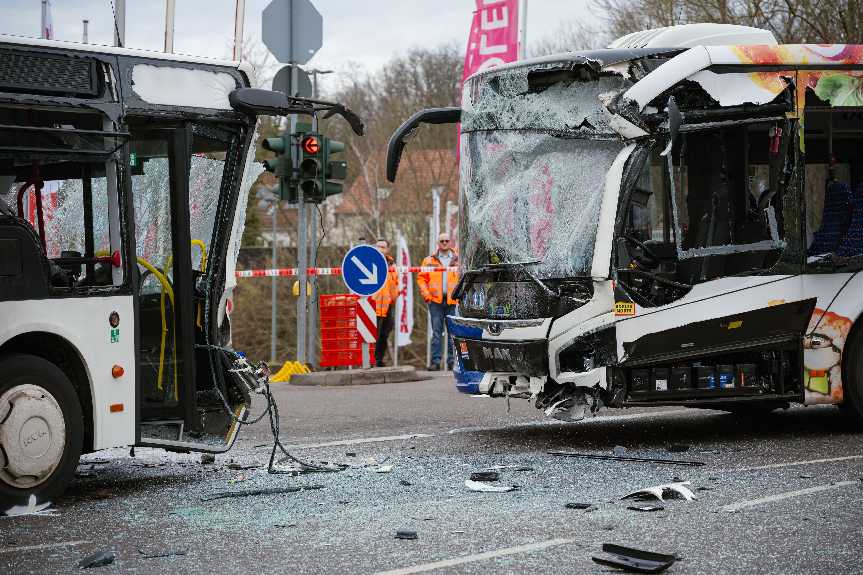 30 de persoane au fost rănite după ce două autobuze s-au ciocnit frontal în Germania