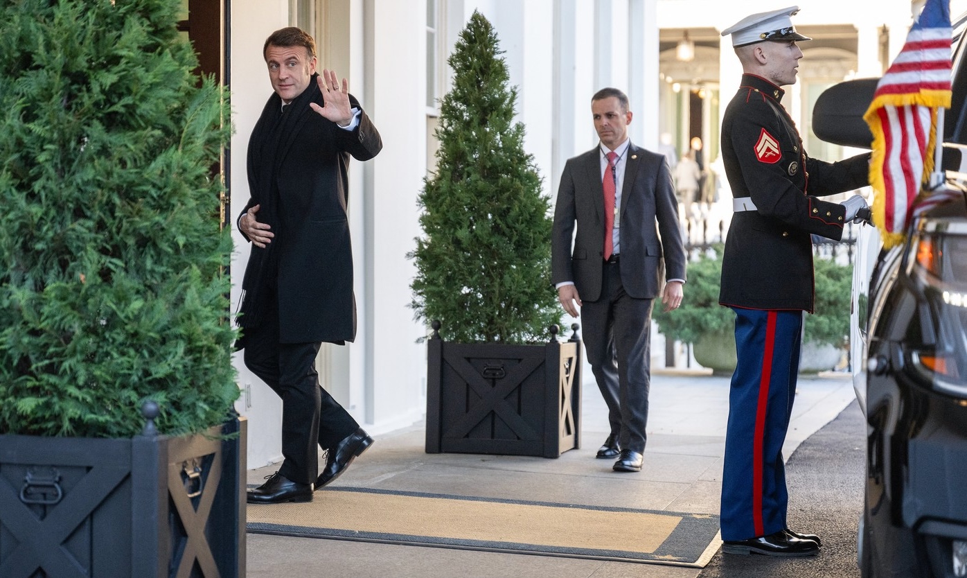 Emmanuel Macron, în vizită la Casa albă: președintele Franței, pus la colțul biroului lui Donald Trump. Urmează o conferință de presă