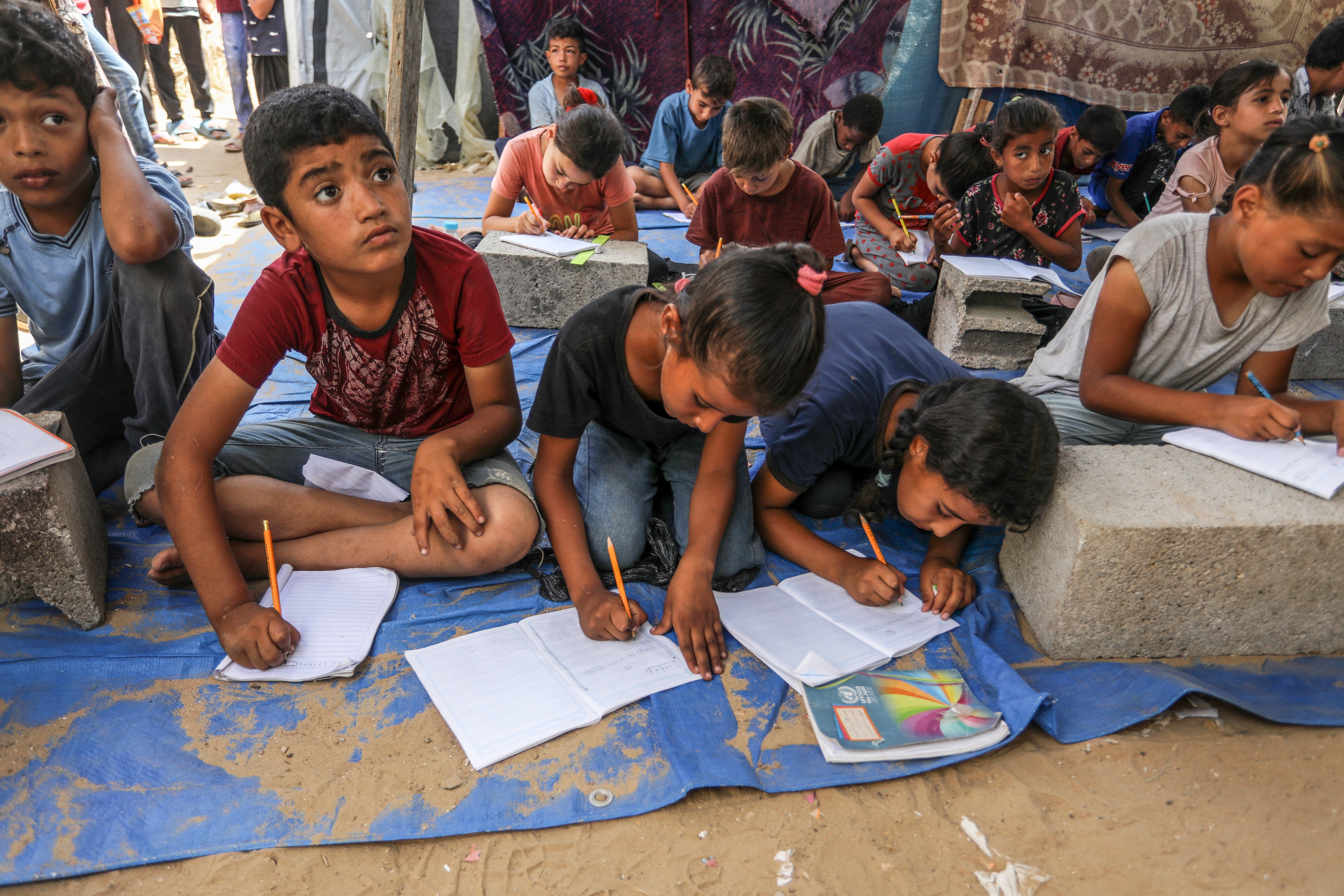Elevii din Gaza sfidează daunele războiului și se întorc la școală. Mesajul Ministerului Educației