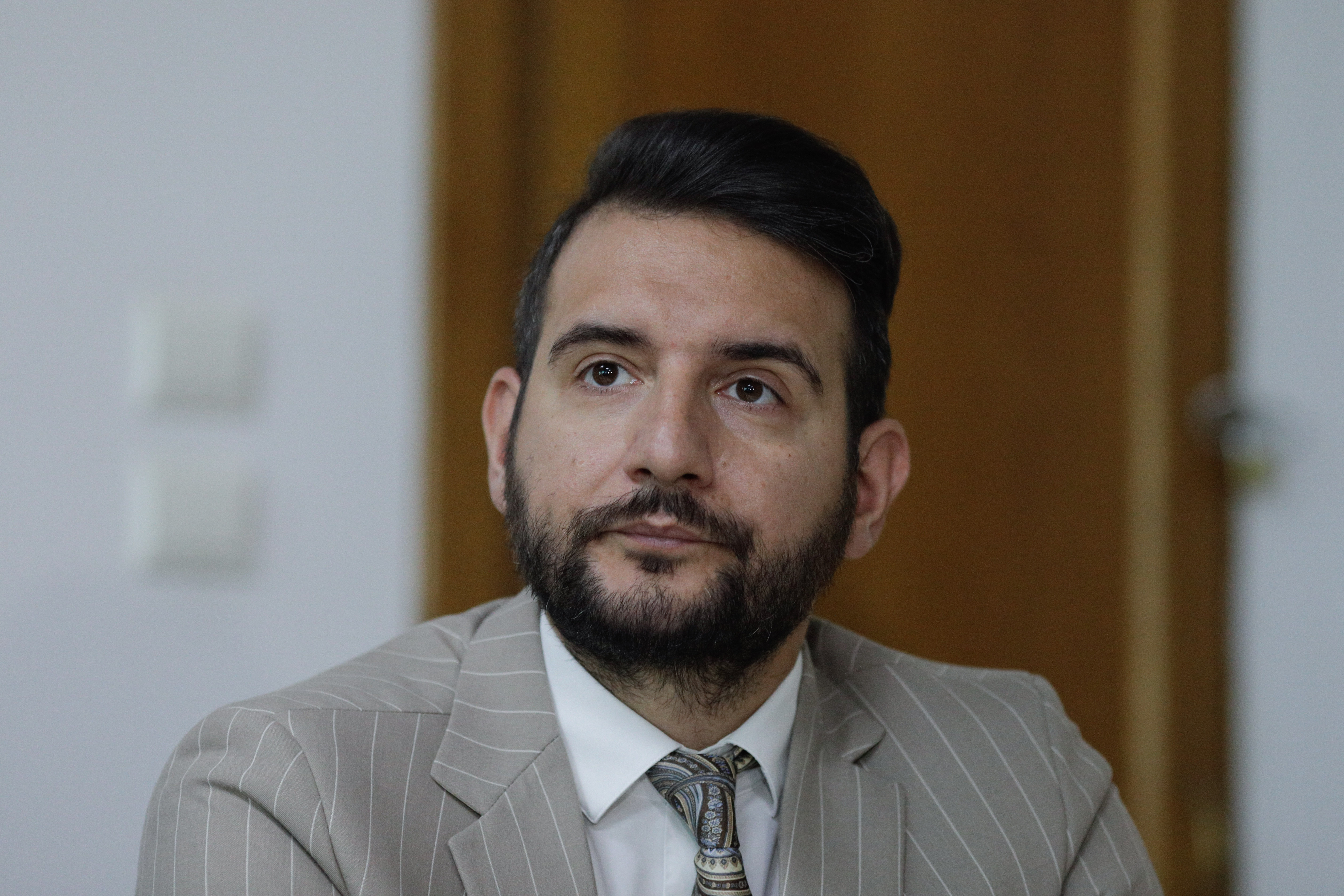 Două persoane, reținute după ce l-au amenințat cu violență și incendierea mașinii pe avocatul Adrian Cuculis