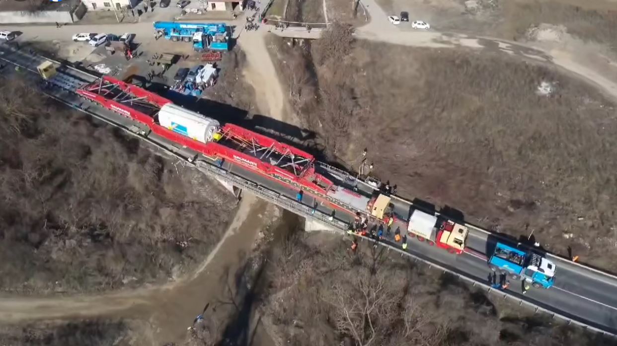 VIDEO Cum a trecut transportul agabaritic record pentru România peste podul din Conop, Arad: „S-a utilizat cu succes tehnologia flyover