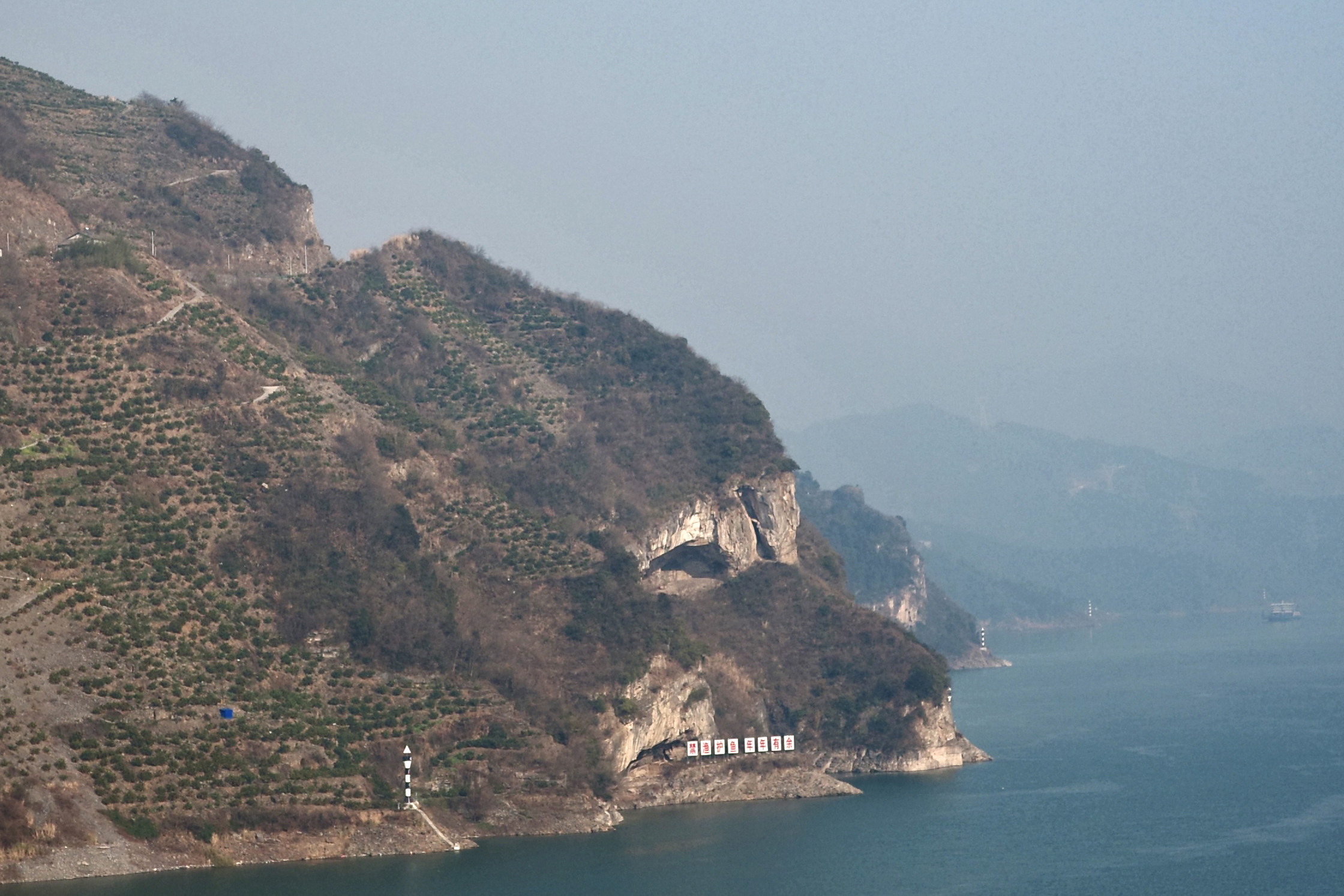 Un munte din China, asaltat de turiști după o postare virală pe internet. Oamenii merg acolo cu câinii și își fac fotografii