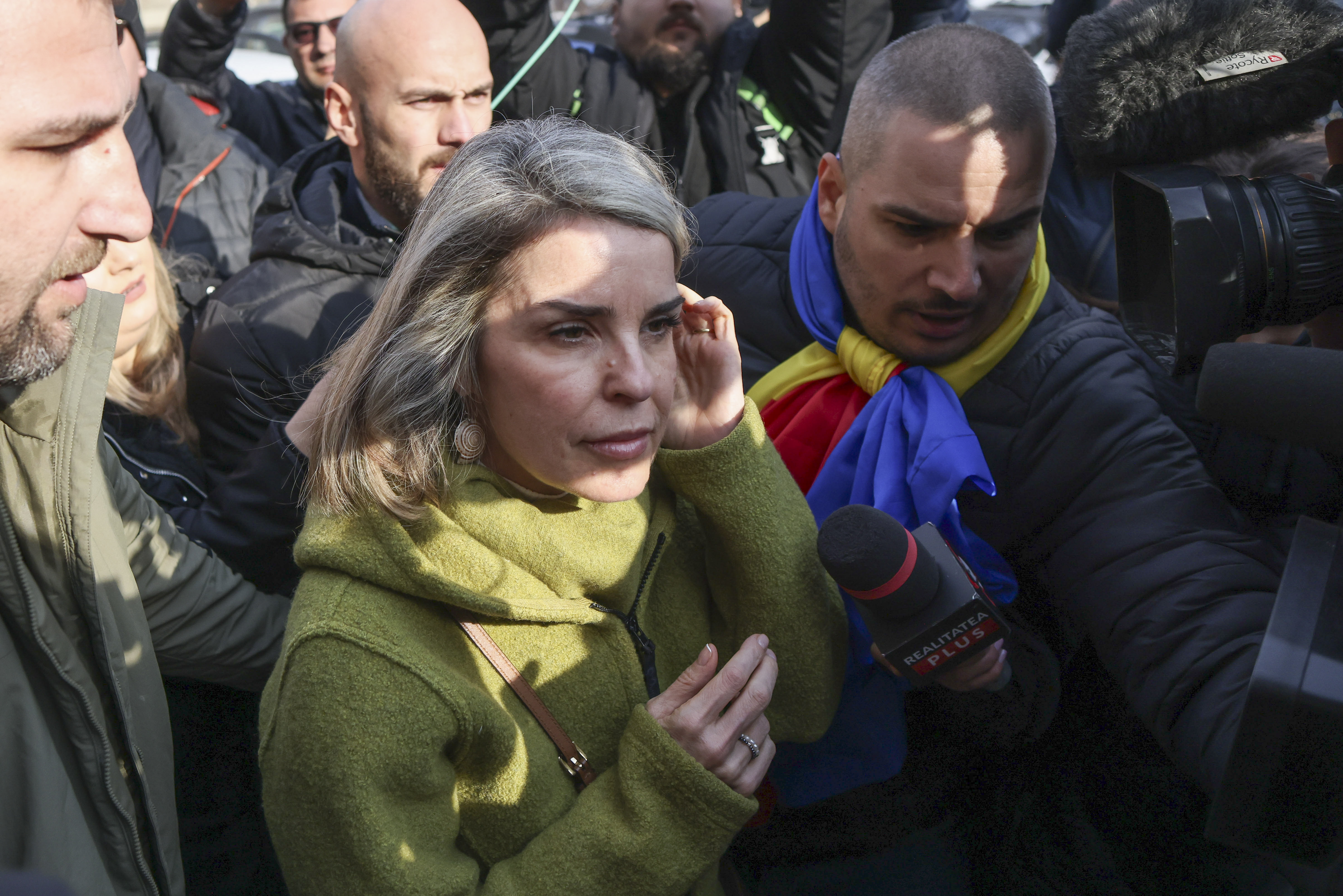 Imagini cu soţia lui Călin Georgescu în fața Parchetului General. Înconjurată de bodyguarzi, a transmis un mesaj