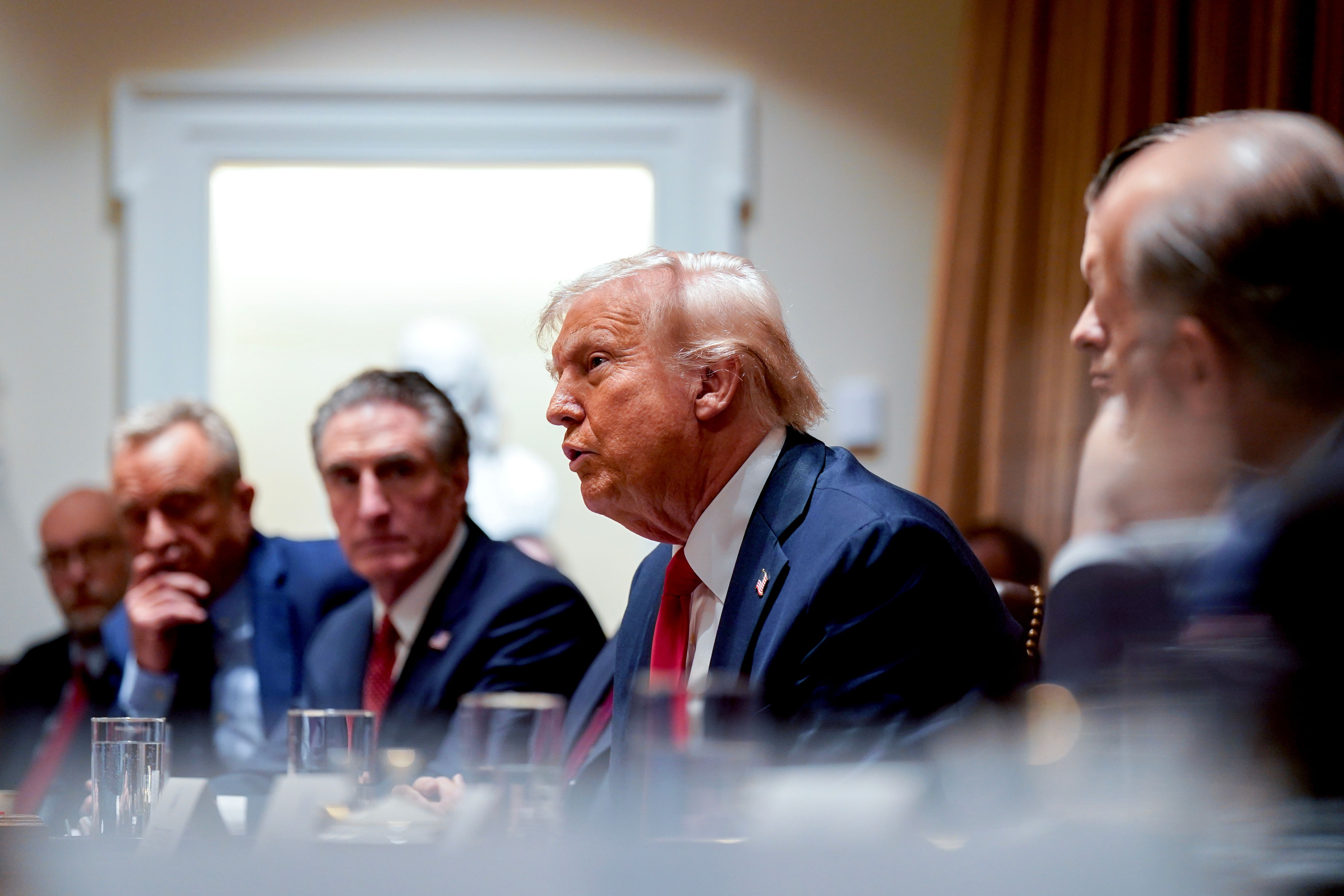 Trump anunță impunerea de taxe vamale de 25% asupra produselor europene și atacă UE: A fost creată pentru a submina Statele Unite