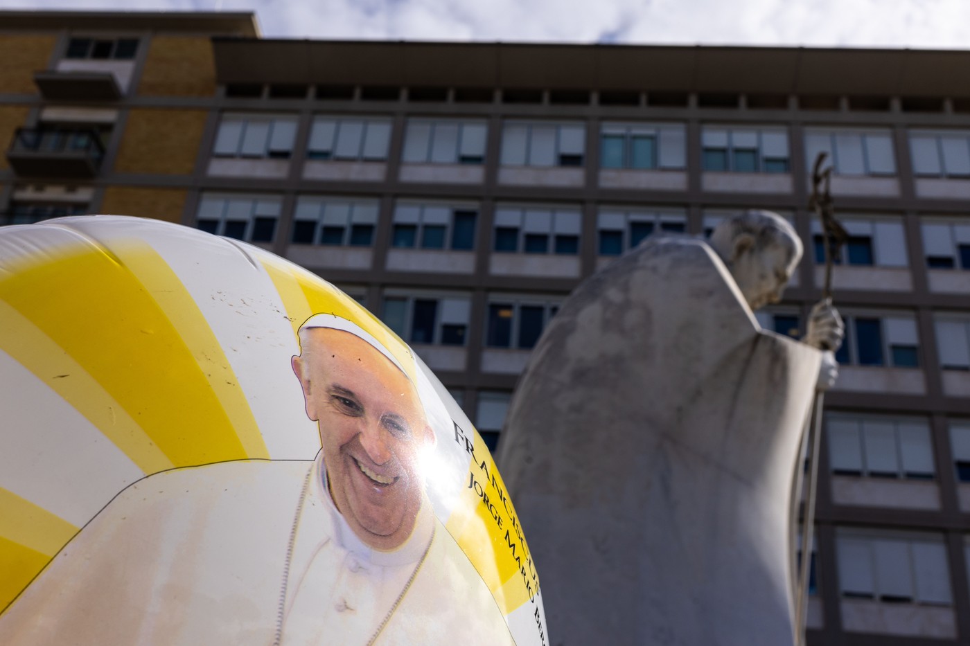 Starea de sănătate a Papei Francisc „se ameliorează ușor”. Este a 13-a zi de spitalizare a Suveranului Pontif