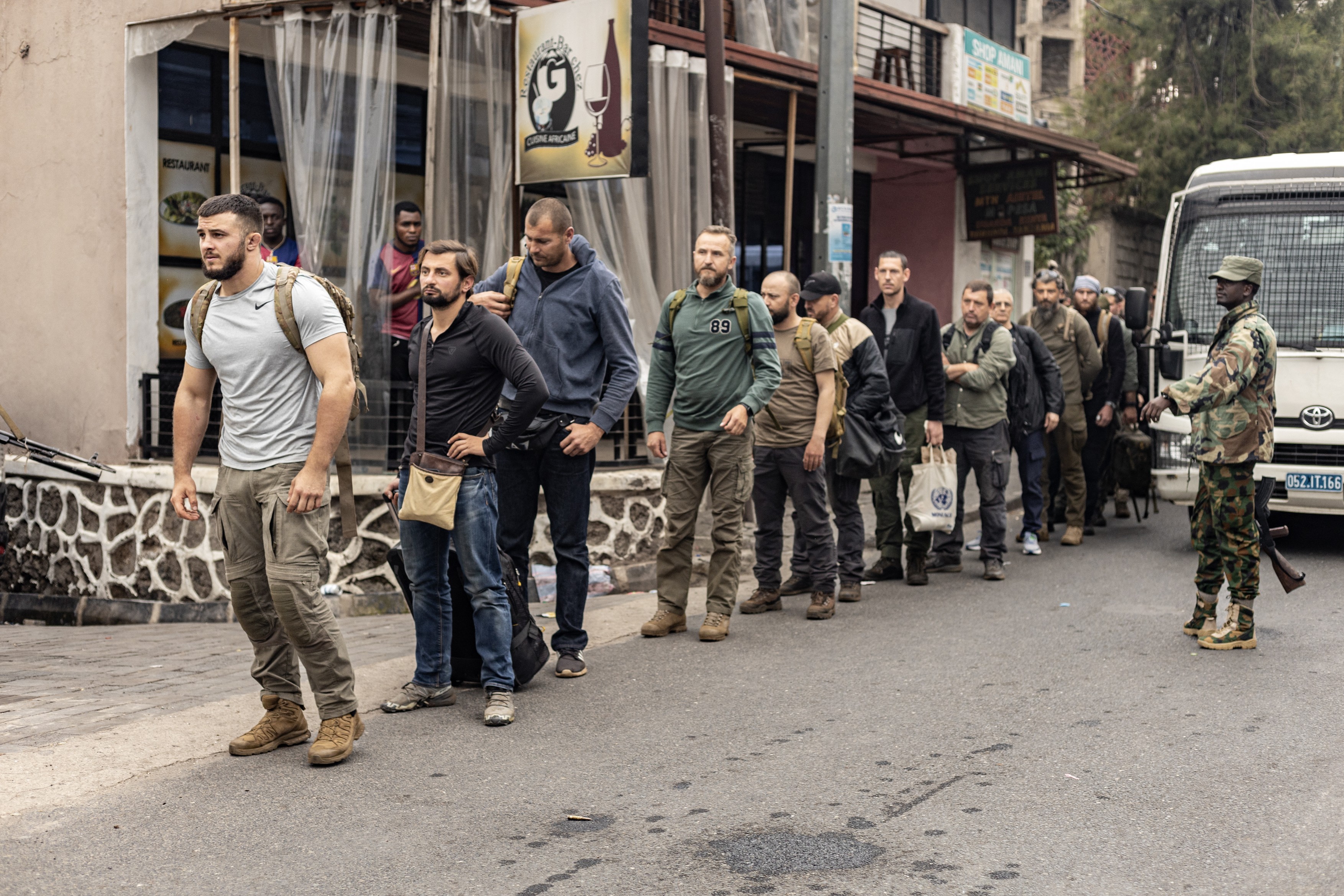 MApN vrea să afle câți militari români și-au luat concedii pentru a lupta ca mercenari. Tîlvăr: „Suntem într-un proces de reflecție”