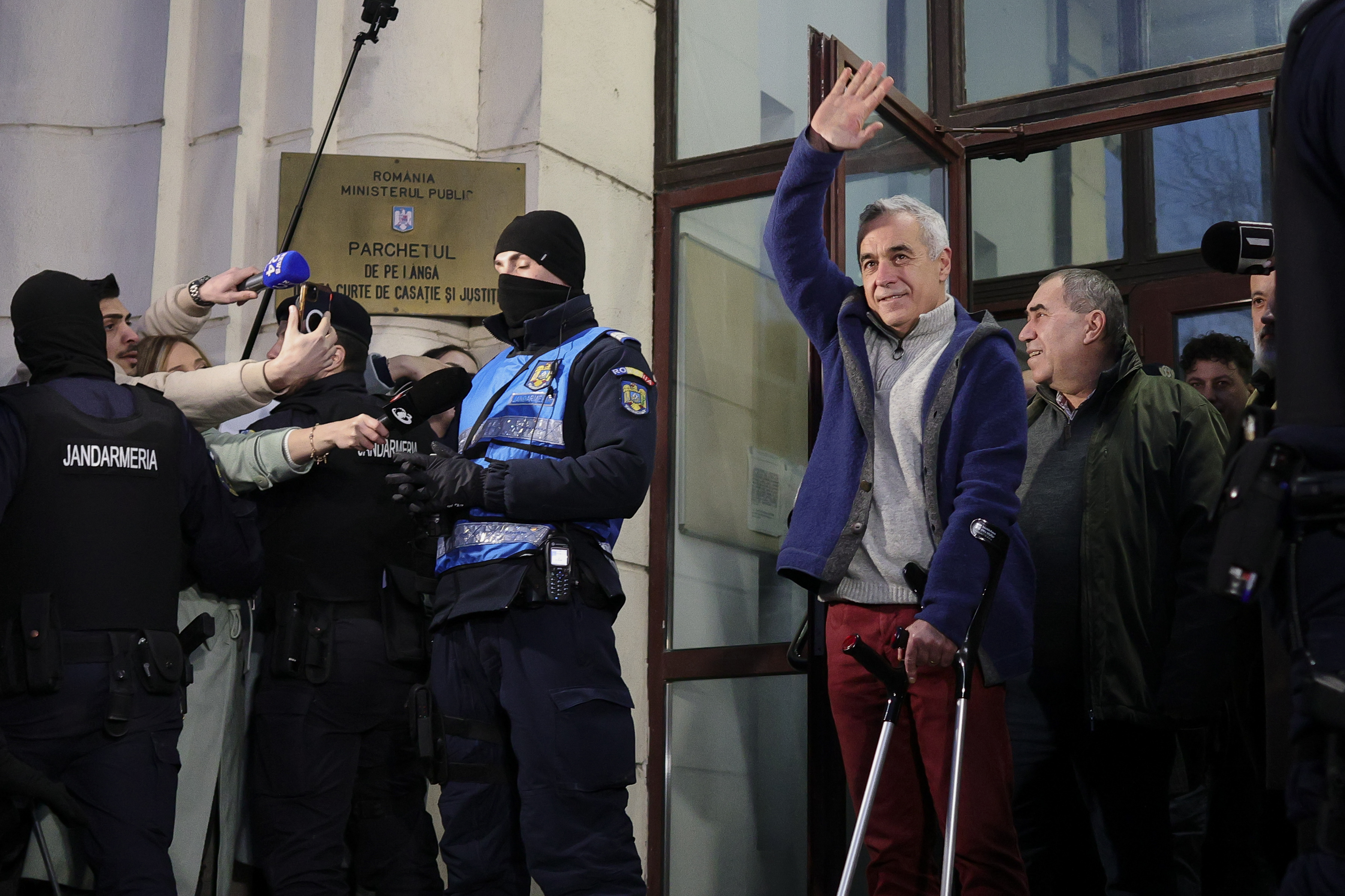 Simion: E exclus vreodată să fie legionar Călin Georgescu. Ce spune despre gestul controversat al acestuia de pe treptele Parchetului