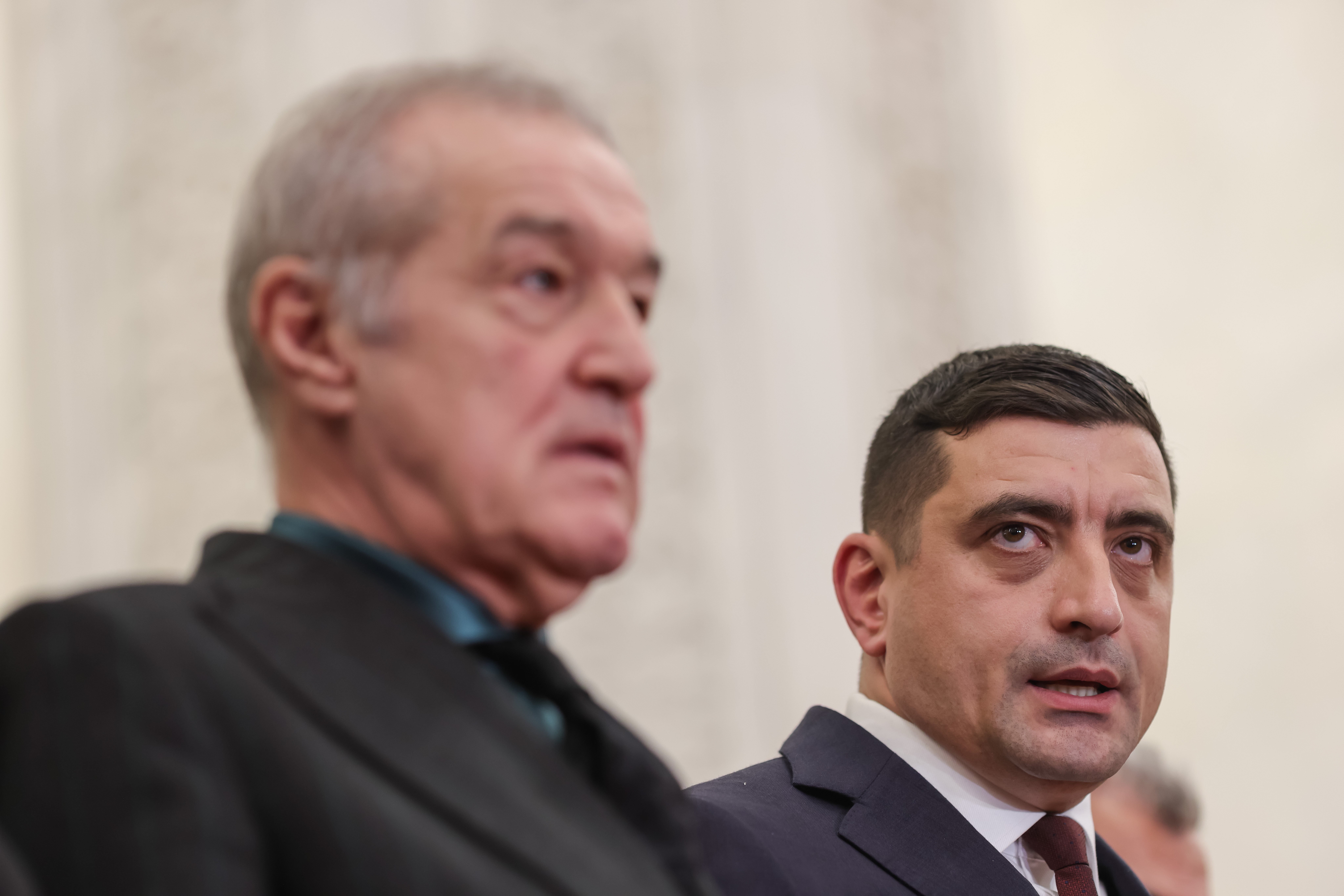 Gigi Becali l-a vizitat azi-noapte pe George Simion, la Parlament: „Am venit să consolăm băiatu'!”