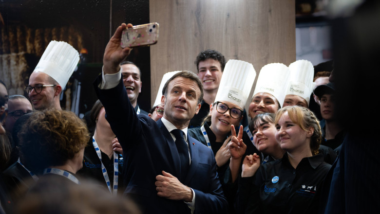 Emmanuel Macron selfie