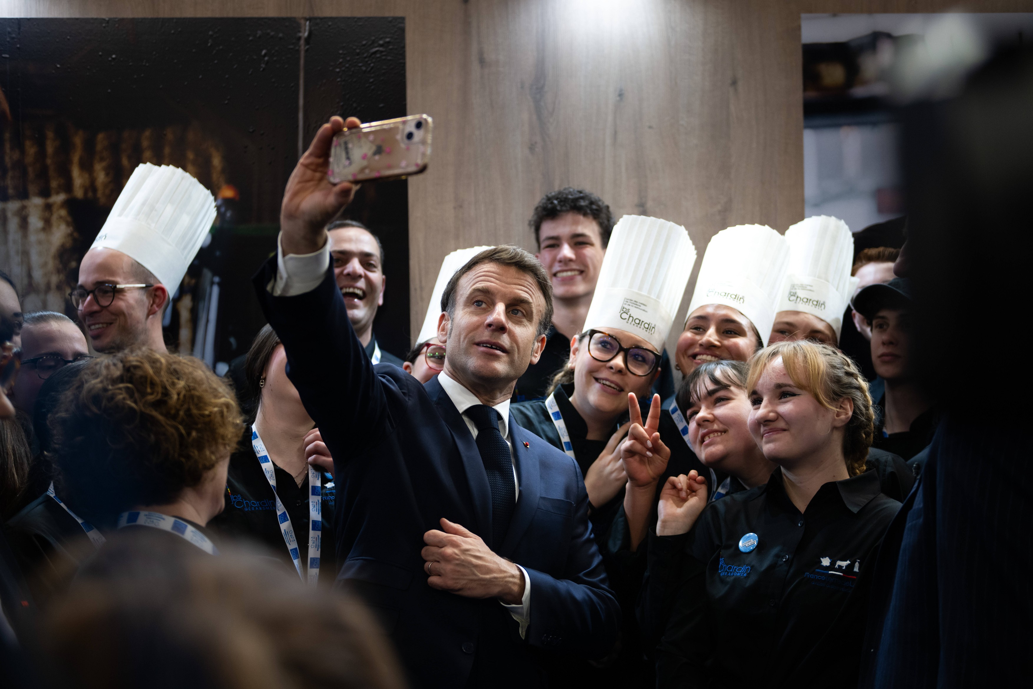 Cum a devenit Emmanuel Macron regele neîncoronat al comunicării pe social media: „Combină puterea soft cu puterea dură”