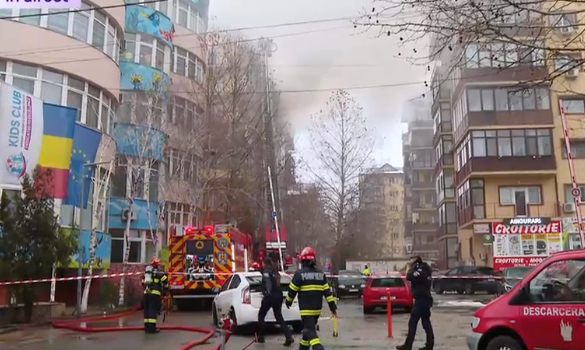 Incendiu la mansarda unui bloc din Chiajna. Pompierii intervin greu din cauza maşinilor parcate şi a străzilor înguste