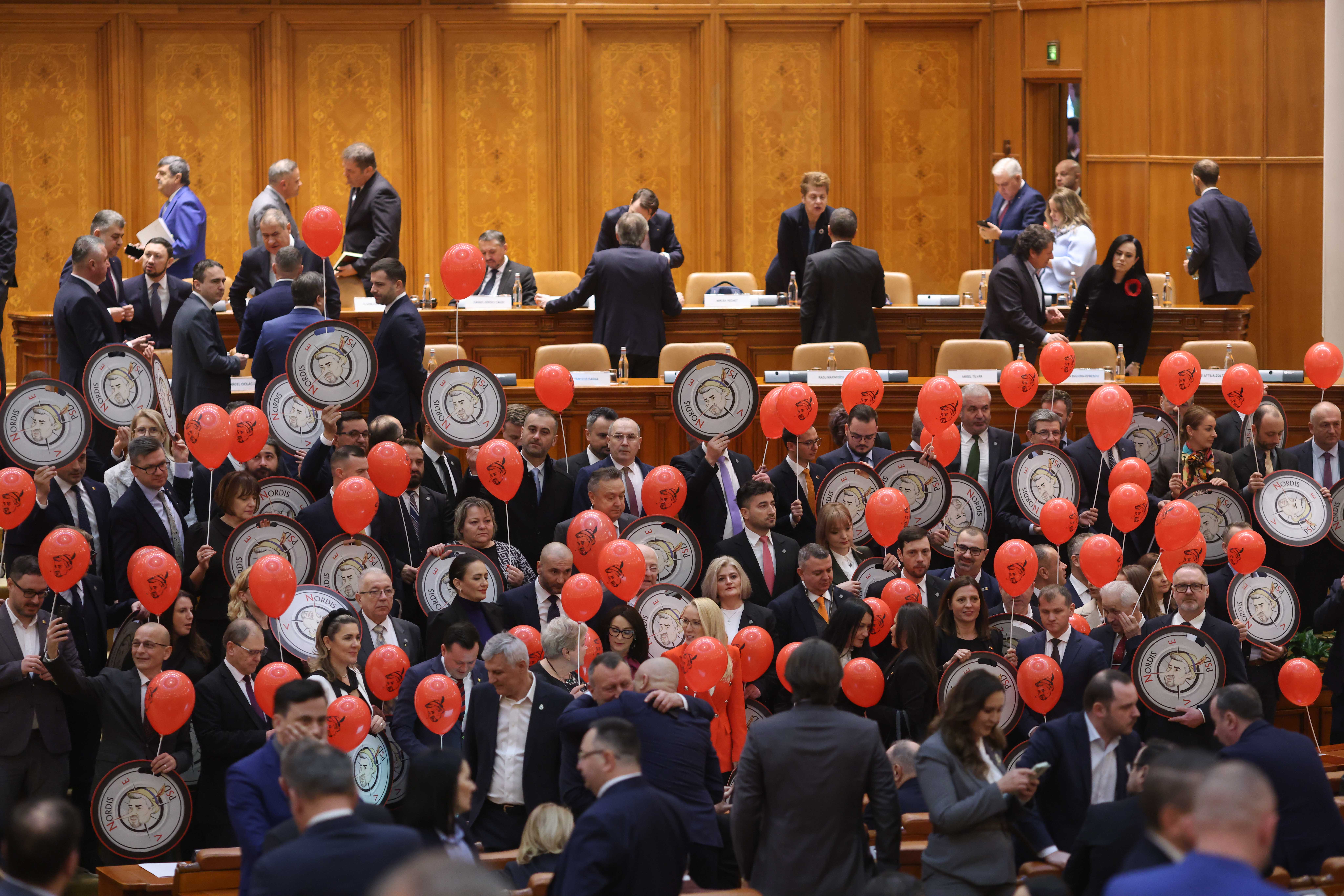 Moțiunea de cenzură a picat la vot, Guvernul Ciolacu rămâne în funcție. „A fost o șaradă politică. O să îmi văd mai departe de treabă”