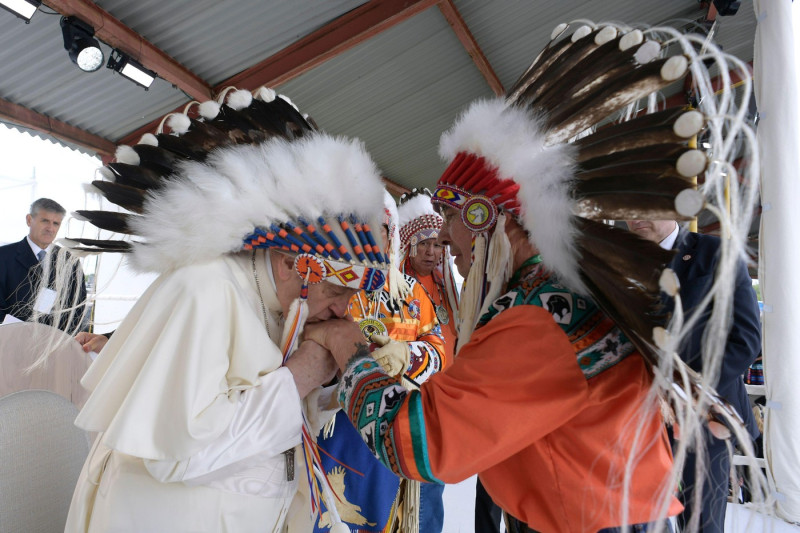 Maskwacis, Canada, 25 July, 2022. Pope Francis meets with Indigenous leaders during a meeting at Muskwa Park in Maskwacis, south of Edmonton, western Canada. (Photo by Vatican Media). Credit: Vatican Media/Picciarella/Alamy Live News