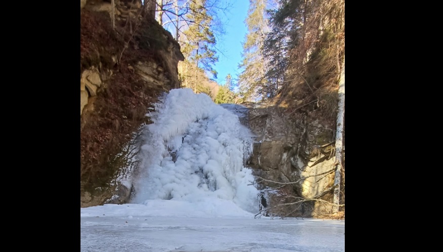 Cascada Coșoca din Buzău a înghețat. Imagini surprinse de un fost pădurar