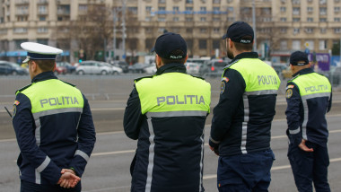 polițiști pe stradă